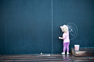 petite fille et tableau noir