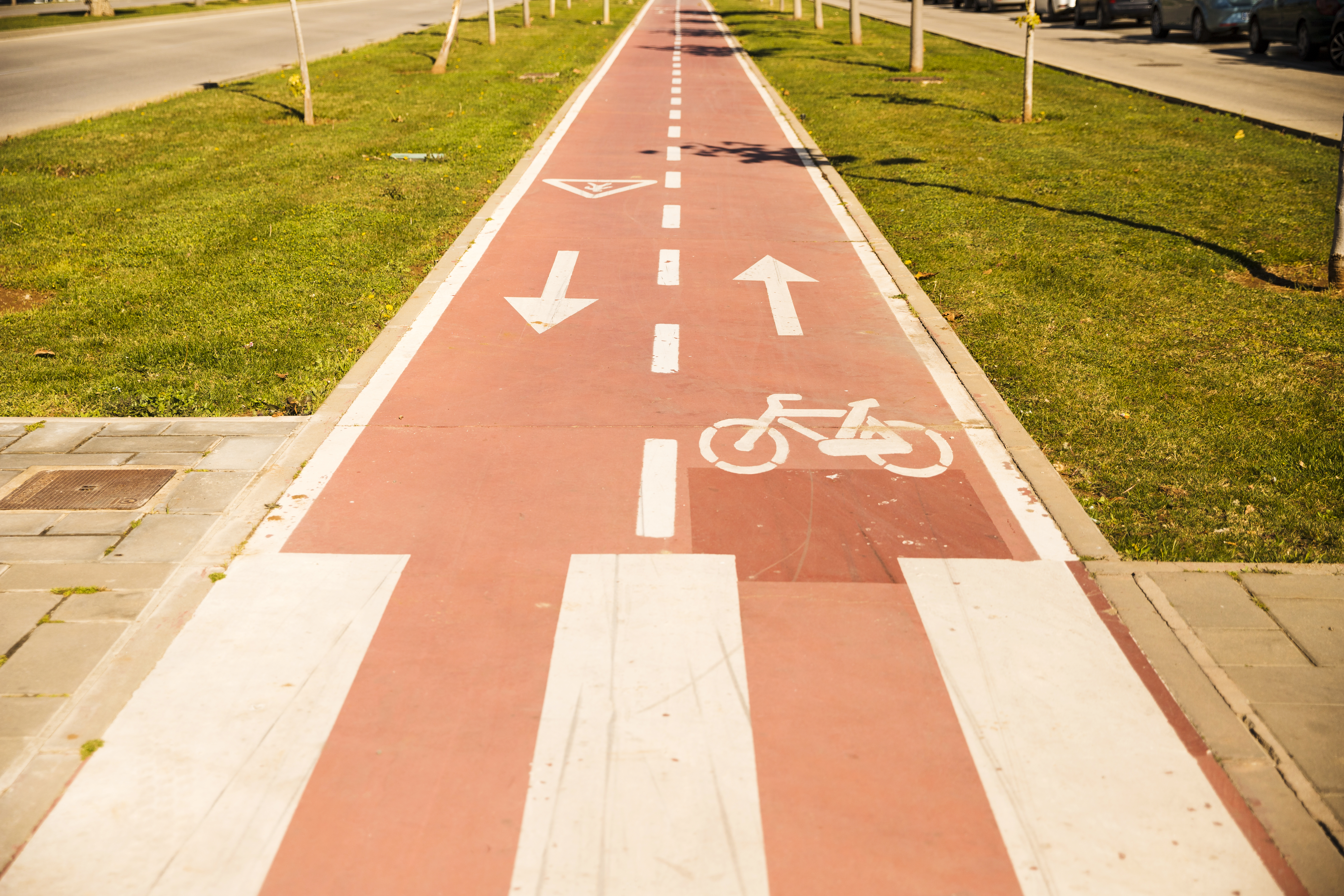 piste-cyclable-panneau-entre-herbe-verte